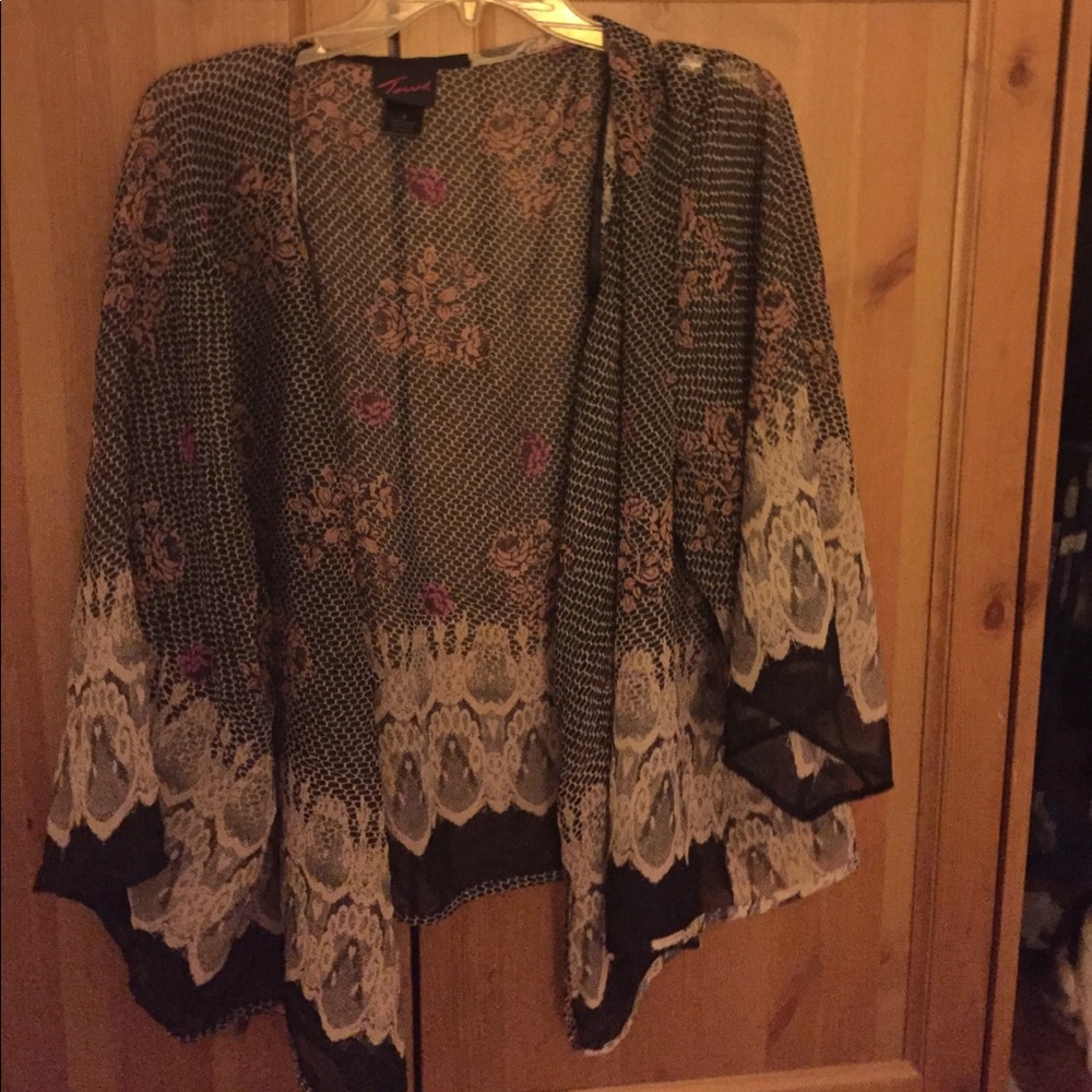 Torrid  kimono style cardigan size 4 black/print