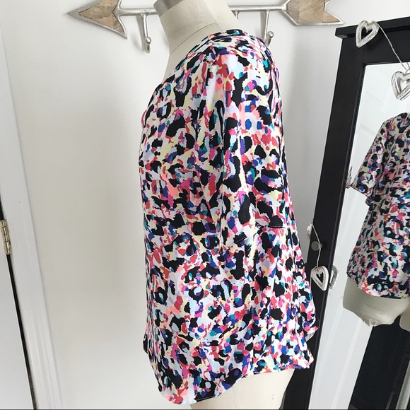 ⭐️Multi Color Animal Print Top⭐️ - Picture 3 of 4