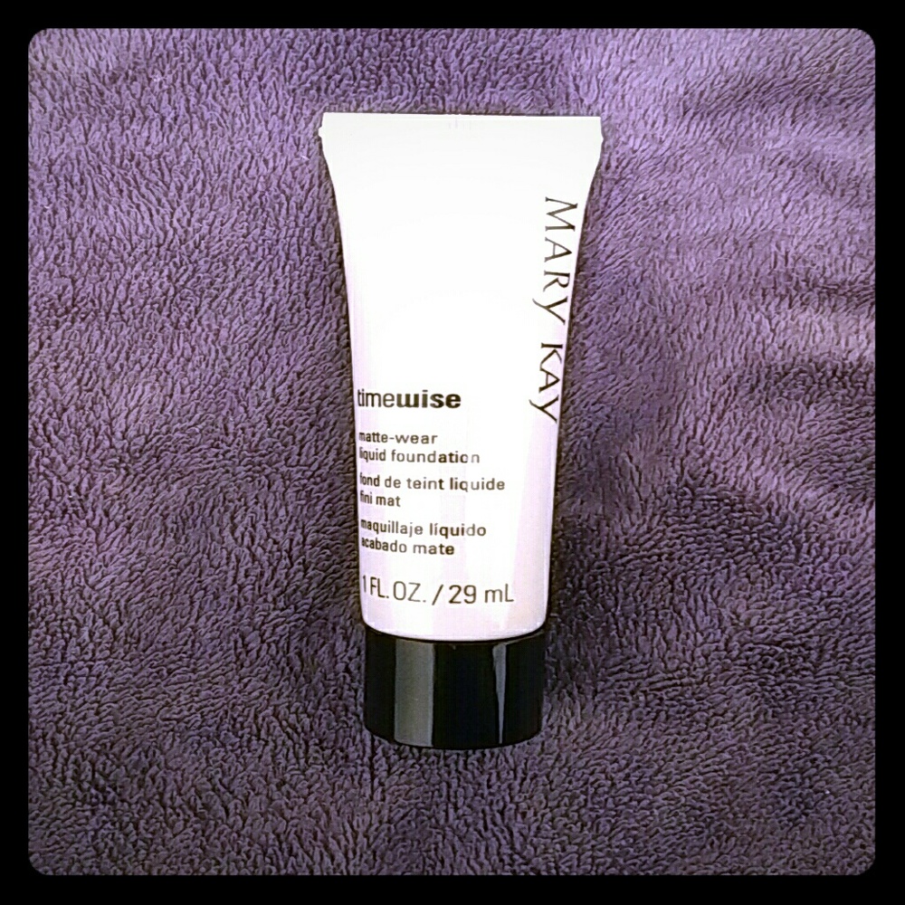 Timewise matte-wear liquid foundation Beige 8