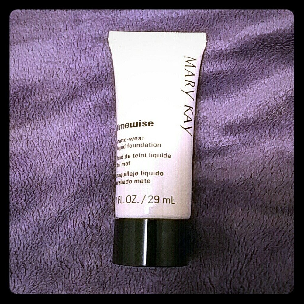 Timewise matte wear liquid foundation Ivory 1
