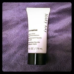 Timewise matte wear liquid foundation Ivory 1