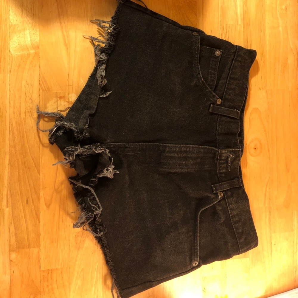 Black Levi’s High Rise Short Shorts Sz 27