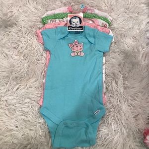 5 brand new gerber onesies❤️❤️