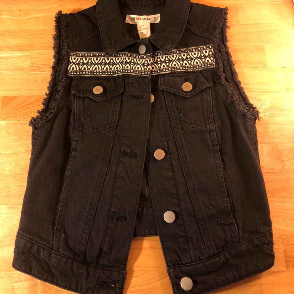 NWT HM Black and Tribal Print Coachella Vest Sz 2
