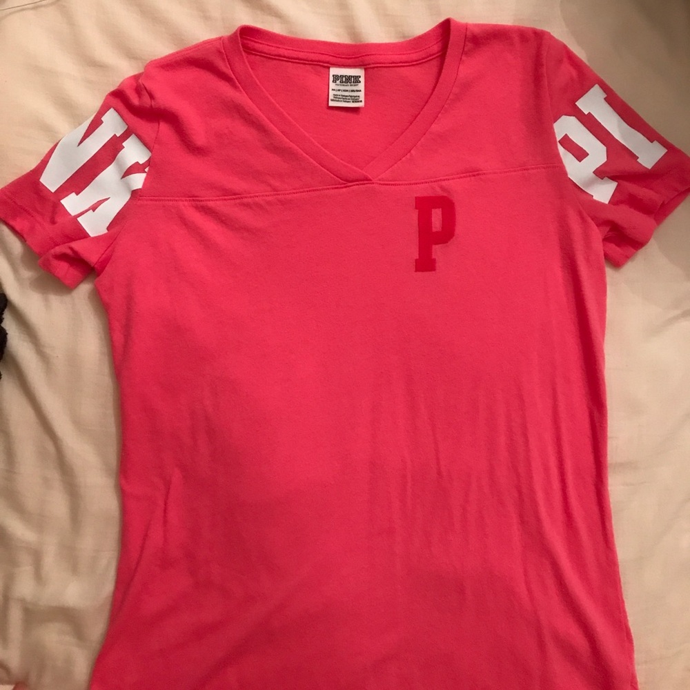 Lovely pink Victoria’s Secret PINK v-neck shirt