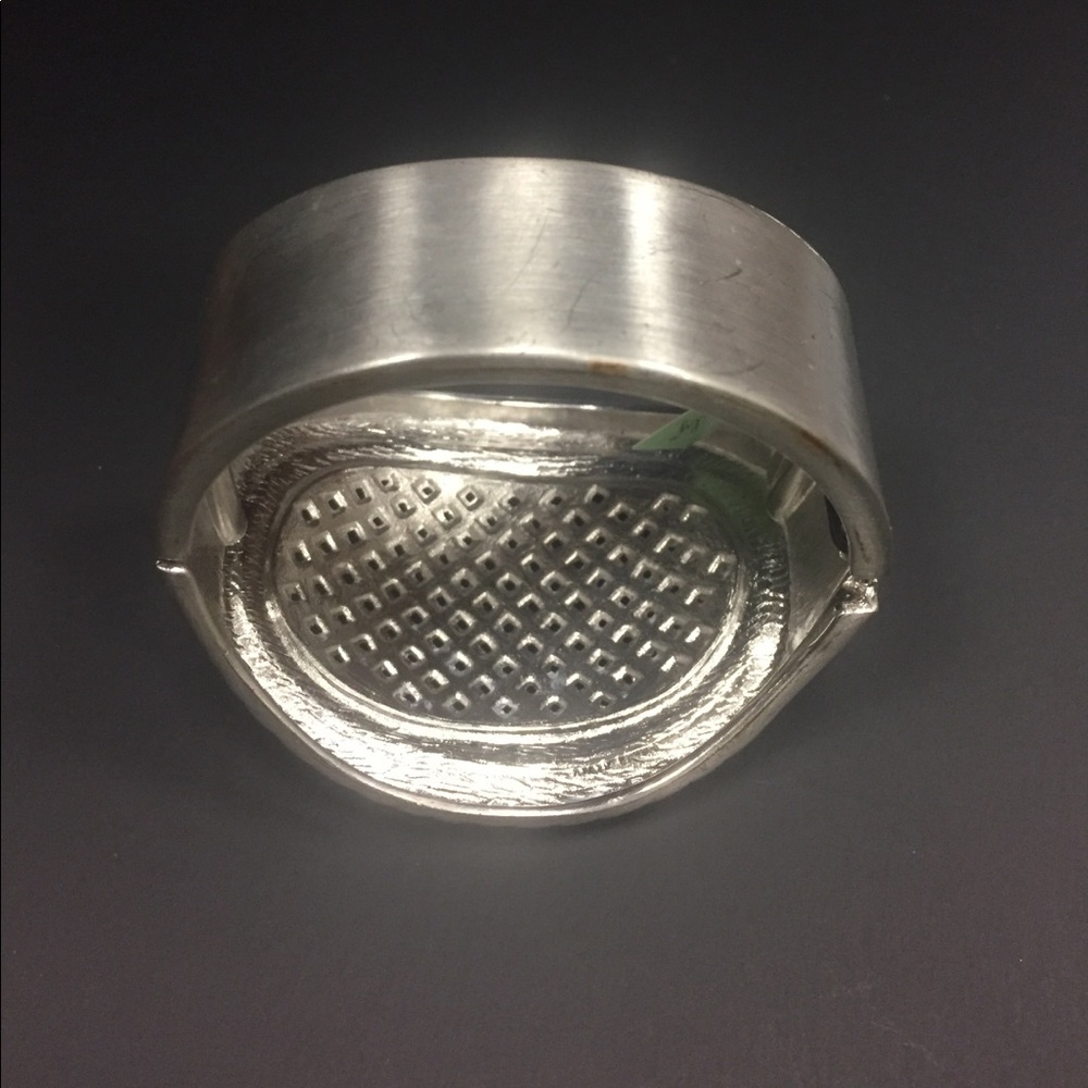 Wonder Woman-style silver-colored bracelet - Picture 2 of 5