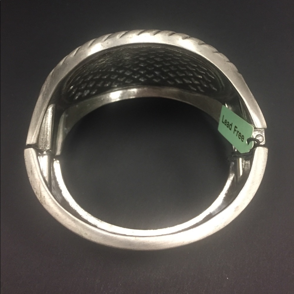 Wonder Woman-style silver-colored bracelet - Picture 3 of 5