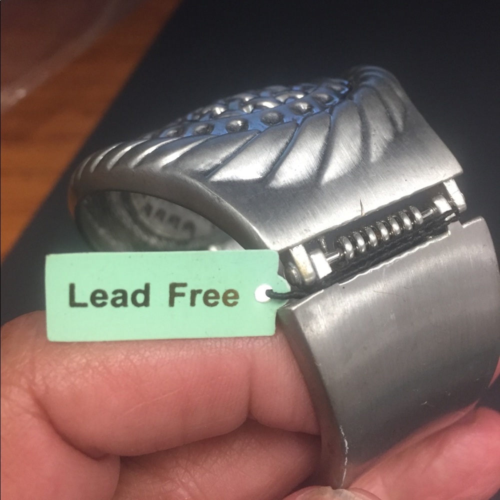 Wonder Woman-style silver-colored bracelet - Picture 4 of 5