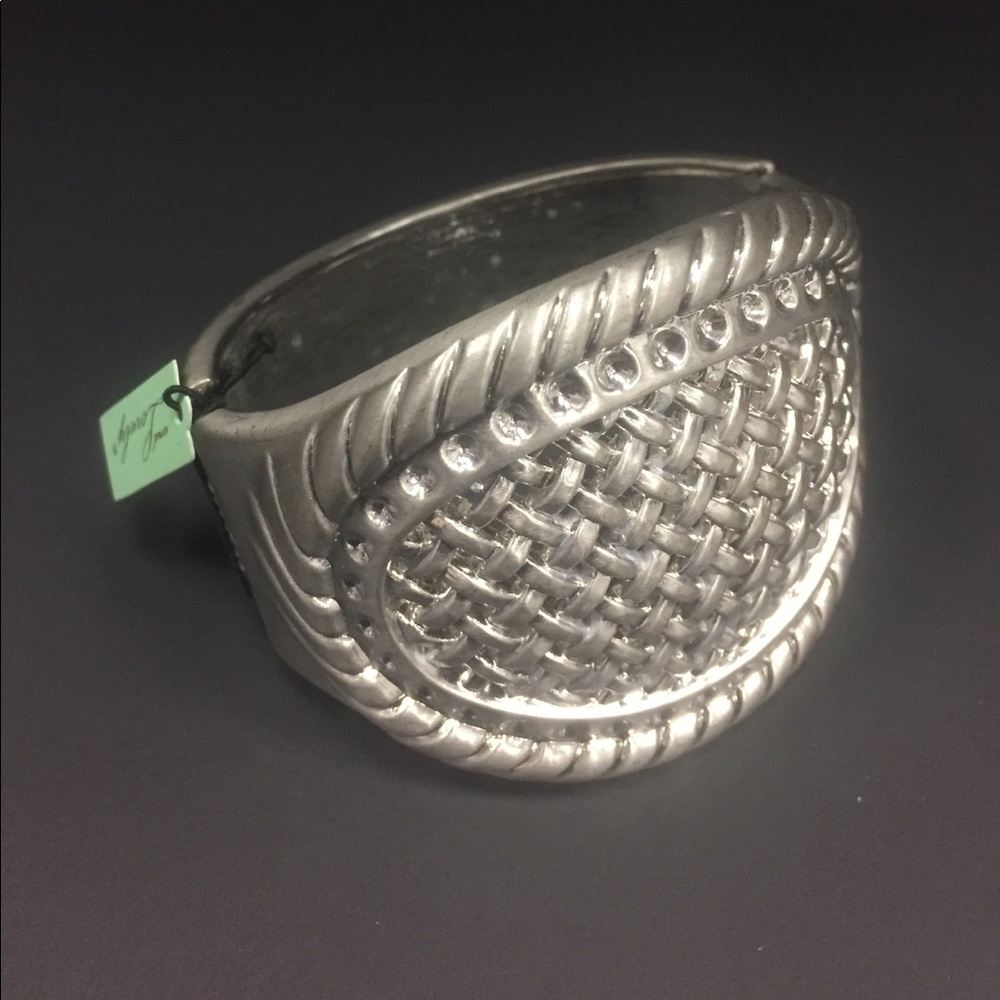 Wonder Woman-style silver-colored bracelet - Picture 5 of 5