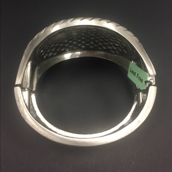 Wonder Woman-style silver-colored bracelet - Picture 3 of 5