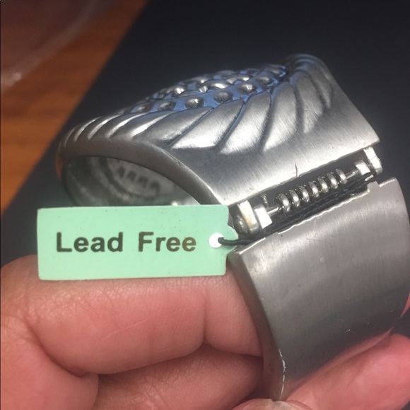 Wonder Woman-style silver-colored bracelet - Picture 4 of 5