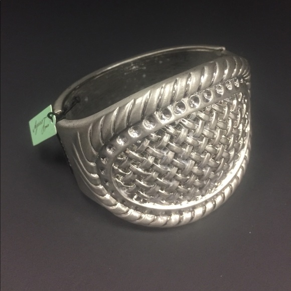 Wonder Woman-style silver-colored bracelet - Picture 5 of 5