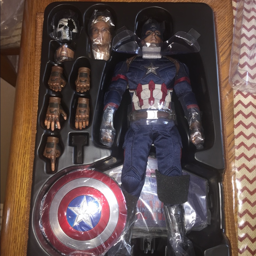 Hot Toys Captain America Civil war figure