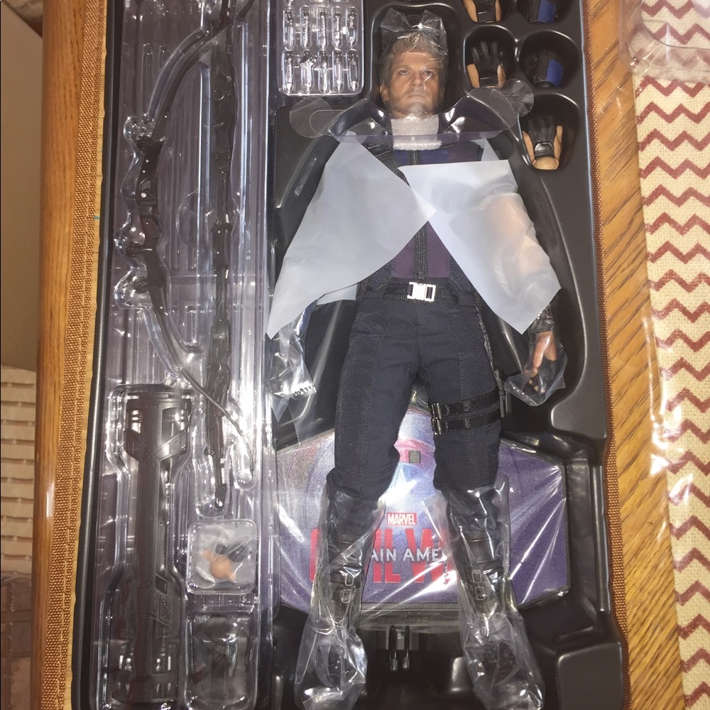Hot Toys Hawkeye civil war action figure