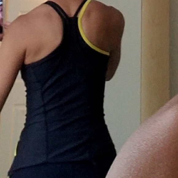 Nike Livestrong Workout Top - Picture 3 of 3