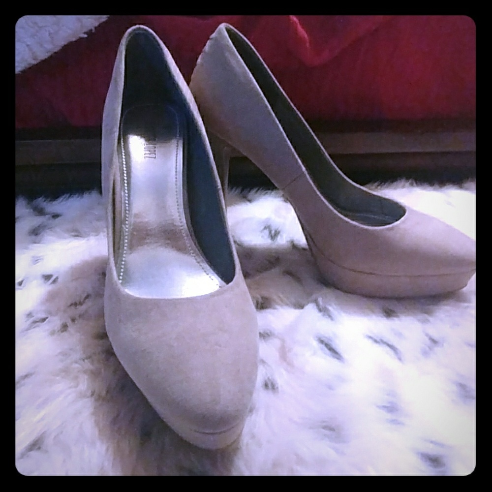 Jennifer Lopez Beige Heels
