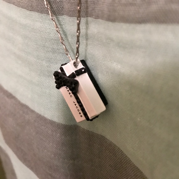 Marc Jacobs white and black gift /present necklace - Picture 2 of 3
