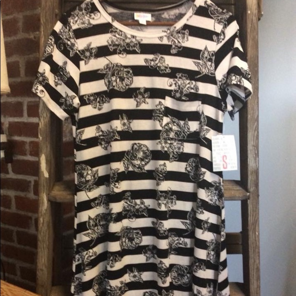 New Black and White Strip Carly Lularoe
