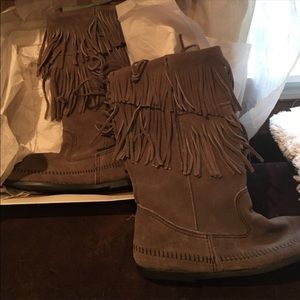 NWT Minnetonka green fringe boots