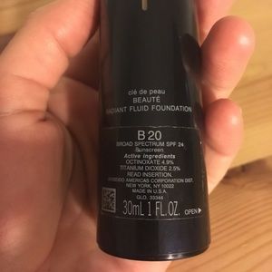 Cle de Peau Beauty Radiant Fluid Foundation B20