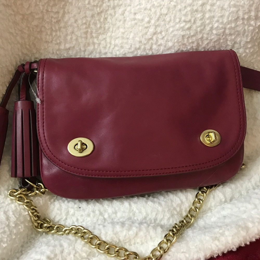 COACH genuine leather shoulder bag.