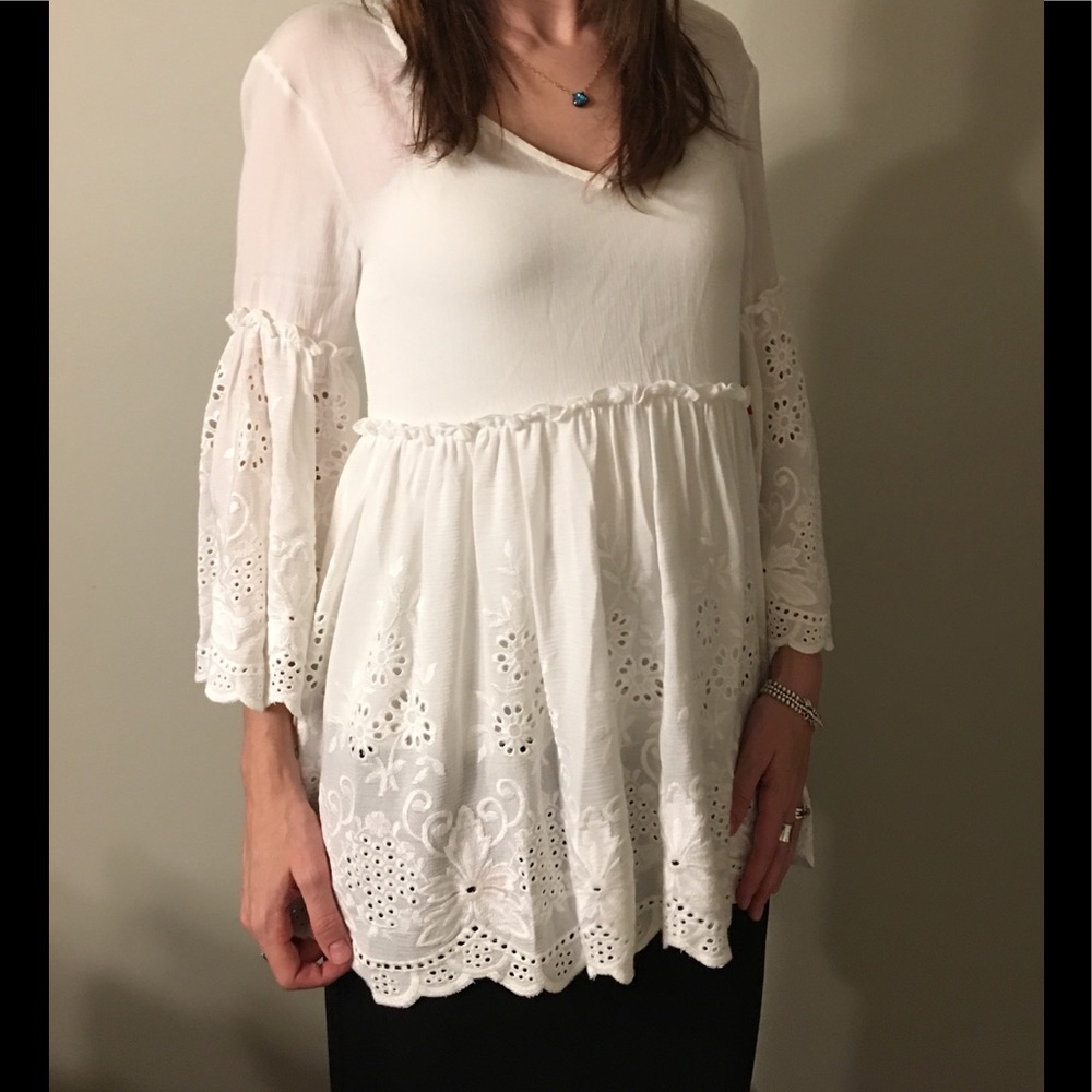 🎄🎁🎄🎁🎄🌺Embroidered Ruffled Top🌺 - Picture 3 of 7