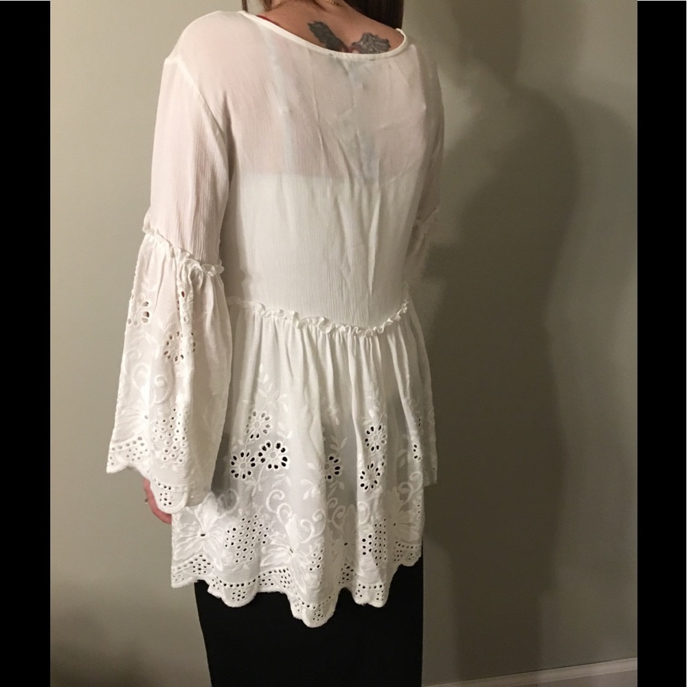 🎄🎁🎄🎁🎄🌺Embroidered Ruffled Top🌺 - Picture 4 of 7