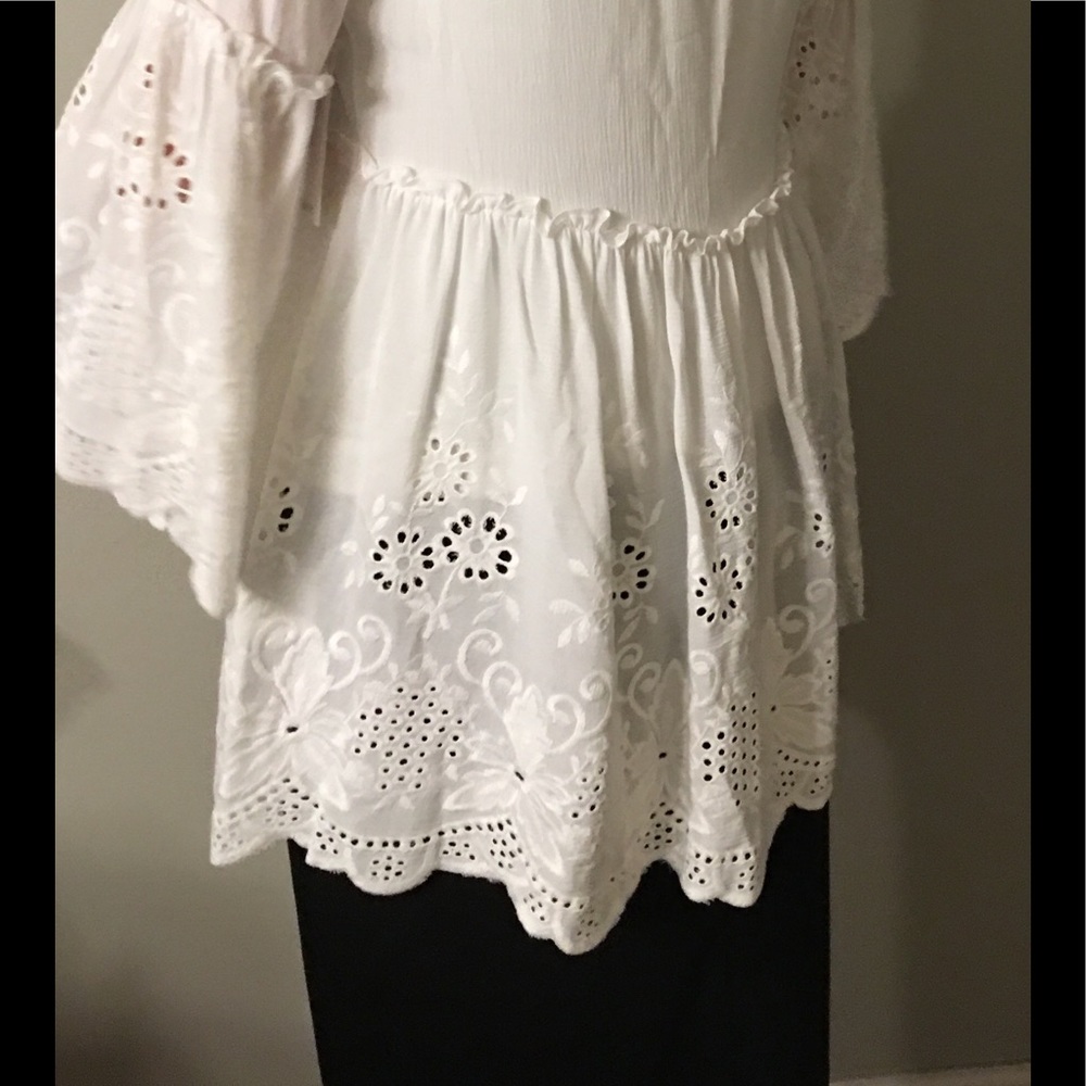 🎄🎁🎄🎁🎄🌺Embroidered Ruffled Top🌺 - Picture 5 of 7