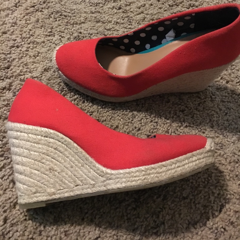 Closed toe wedges