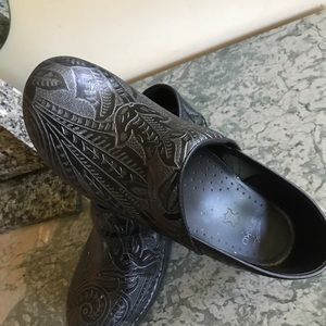 These are Danskos, the design is stunning