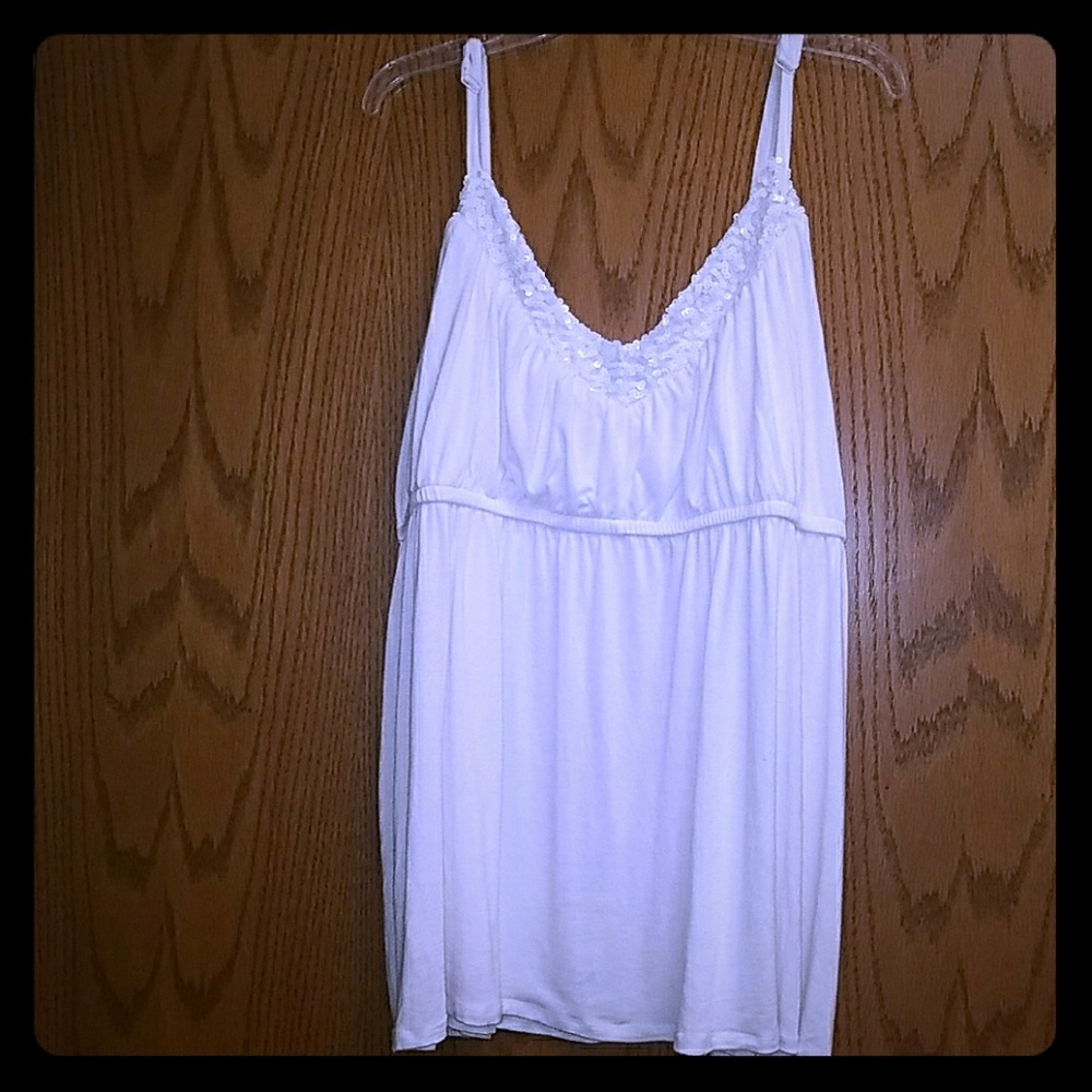 Gorgeous White top w/sequin embellishment 4X