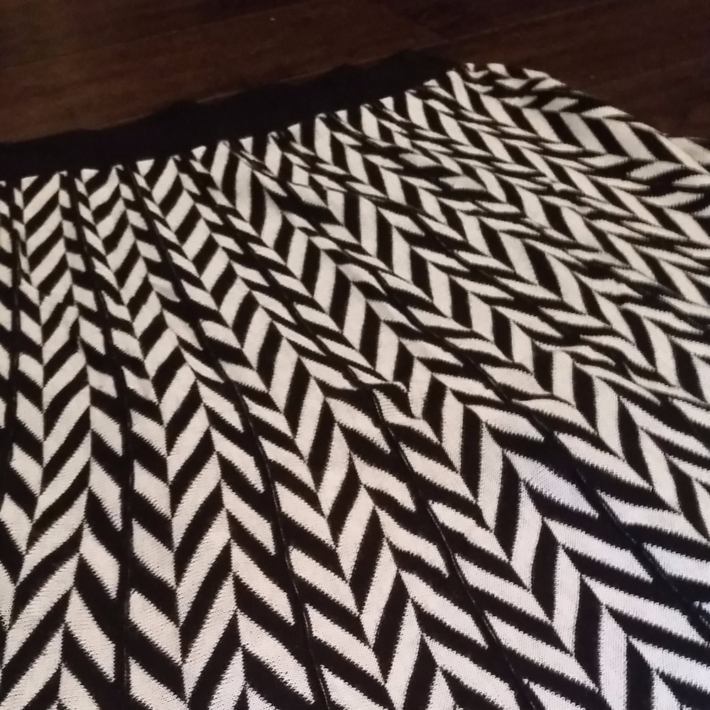 New Directions Black & White Chevron Midi Skirt