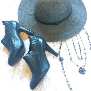 🖤BCBGirls Black leather booties