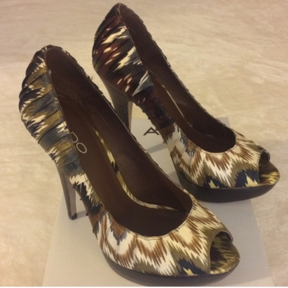 Chevron print Aldo wood/satin heels