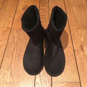 Brand new never worn solid black Uber comfy boots