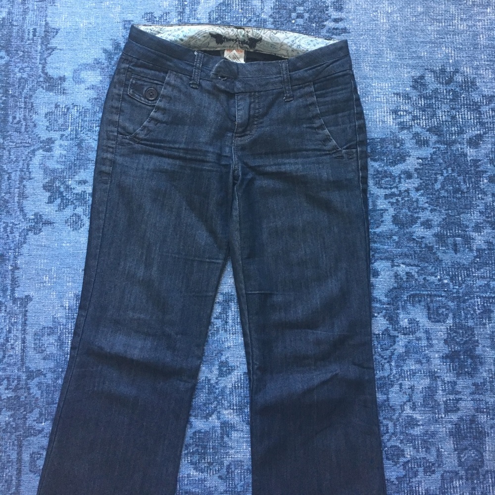 Lightweight bootleg jeans