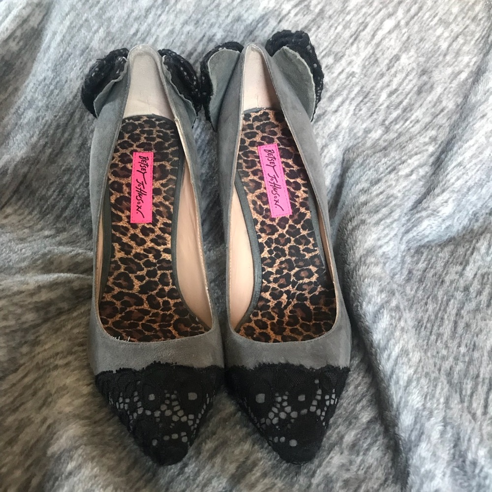 Betsey Johnson Pump