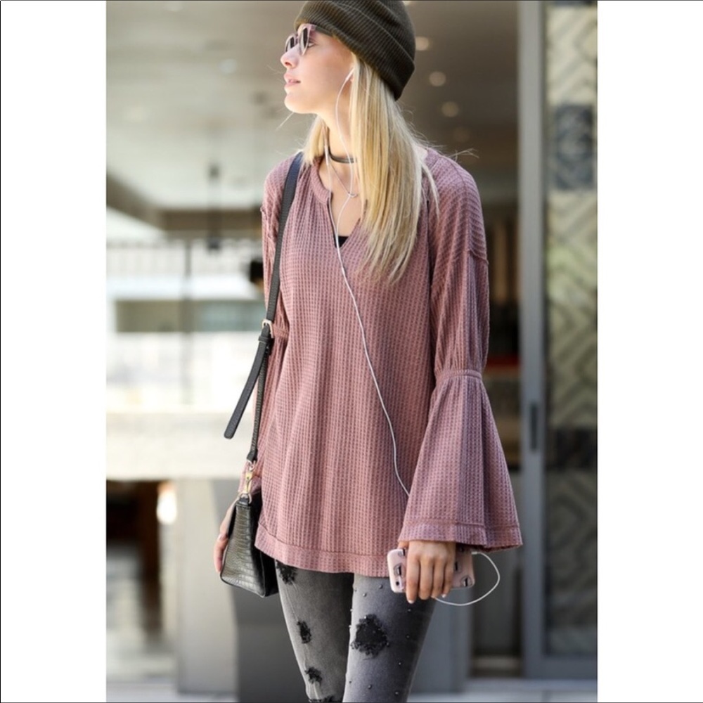 ✨Last 1✨ V-Neck Bell Sleeve Top - Picture 4 of 5