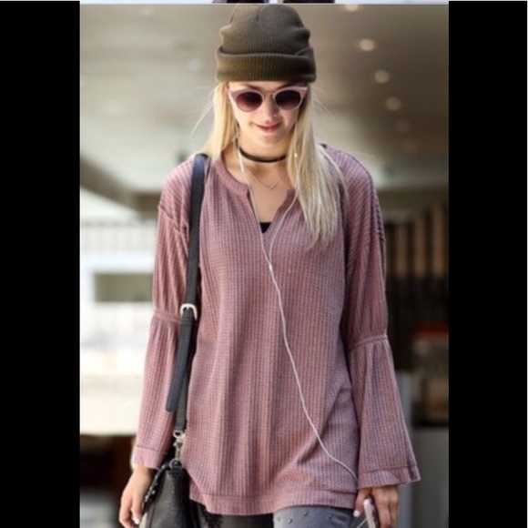 ✨Last 1✨ V-Neck Bell Sleeve Top - Picture 2 of 5