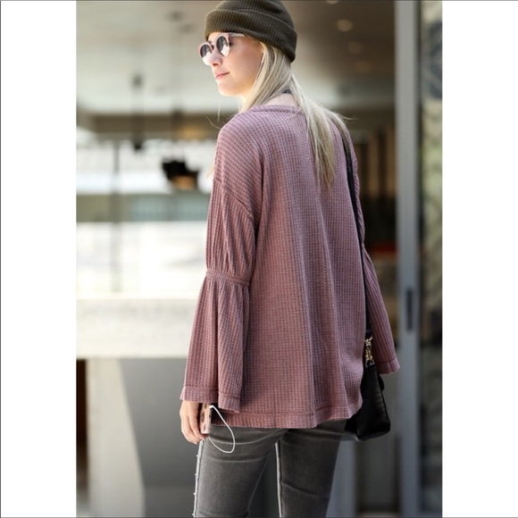 ✨Last 1✨ V-Neck Bell Sleeve Top - Picture 3 of 5