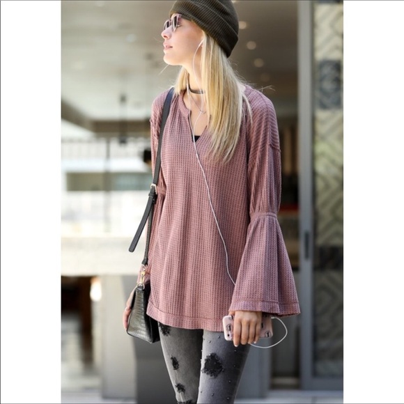 ✨Last 1✨ V-Neck Bell Sleeve Top - Picture 4 of 5