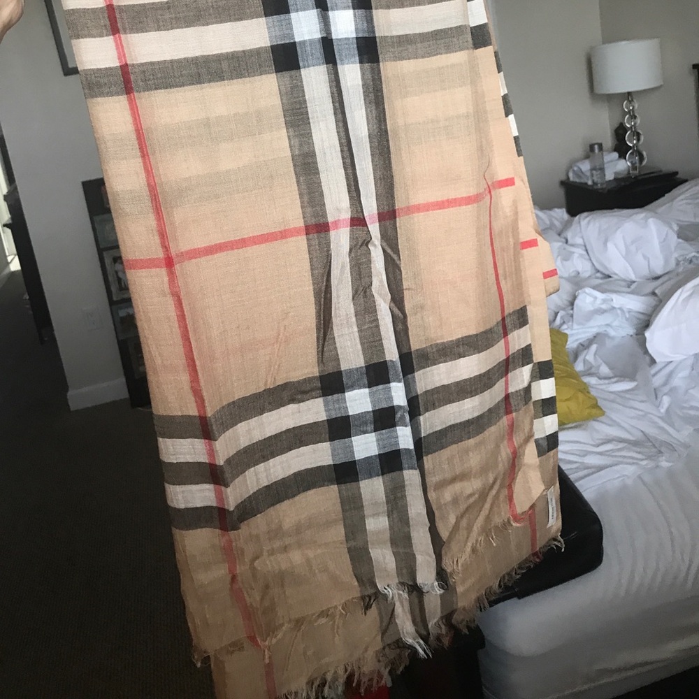 Pashmina Burberry. Nueva
