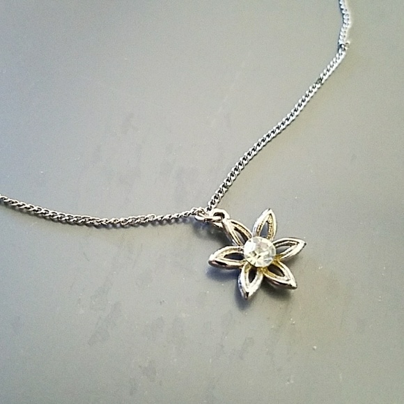 Vintage Jewelry - Vintage flower pendant Vintage Jewelry - Vintage flower pendant