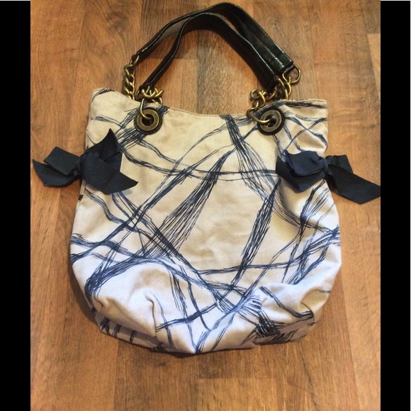 Vera Wang Handbags - Vera Wang Purse