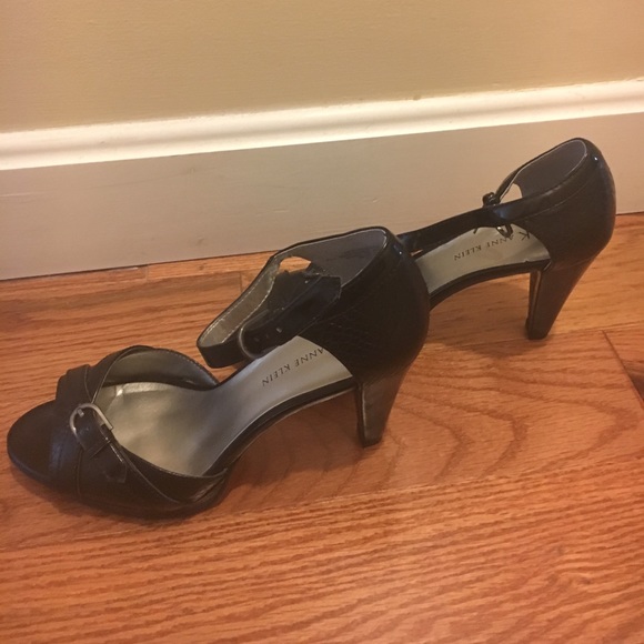 Used once beautiful sandals - Picture 2 of 5