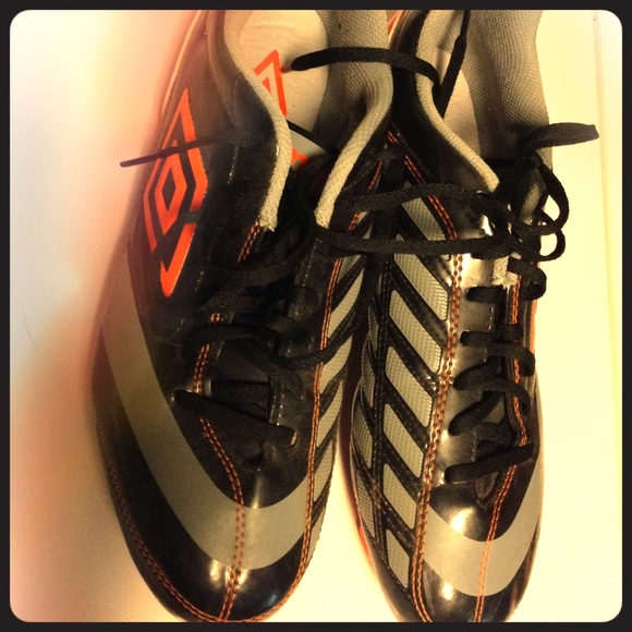 Men's Umbro Dynamis soccer cleats - Picture 1 of 2
