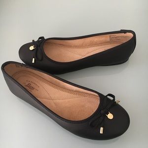 G.H. Bass Black Leather Flats "Lacy", 6M