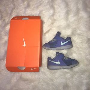 Nike toddler tennis shoes size 8