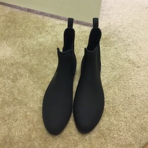 Black ankle rain boots
