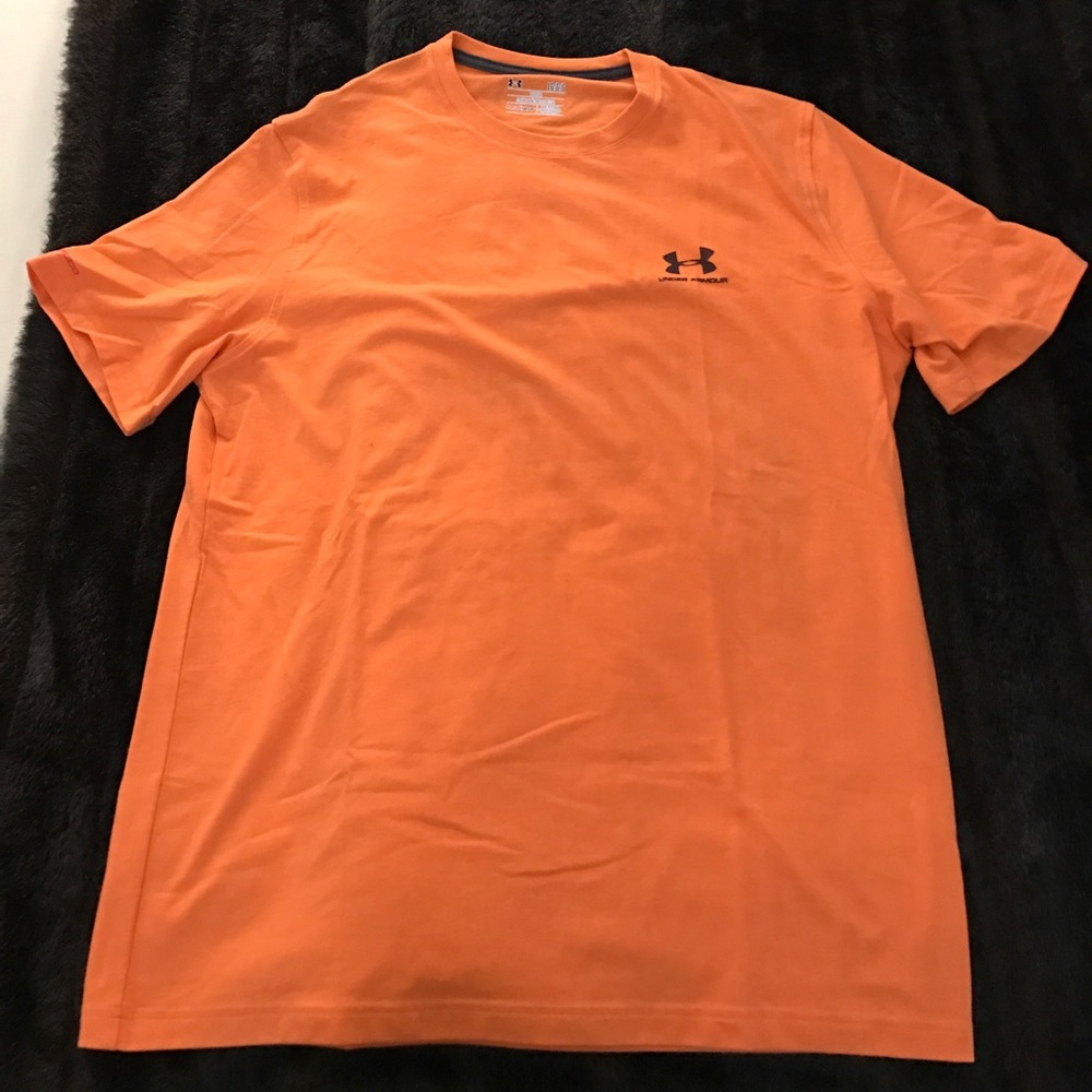 Like new under armour t shirt- new style